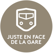 Juste en face de la gare
